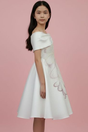 صورة فستان سهرة بيج وتطريز ملكي فاخر